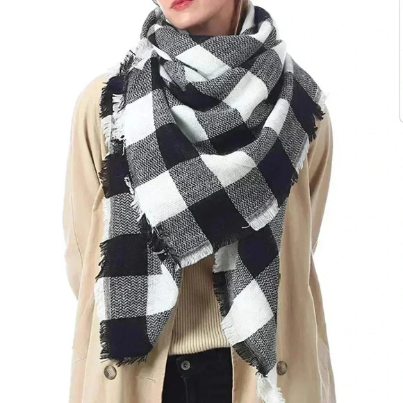 Checker White / Black Blanket Scarf - Picture 2 of 4